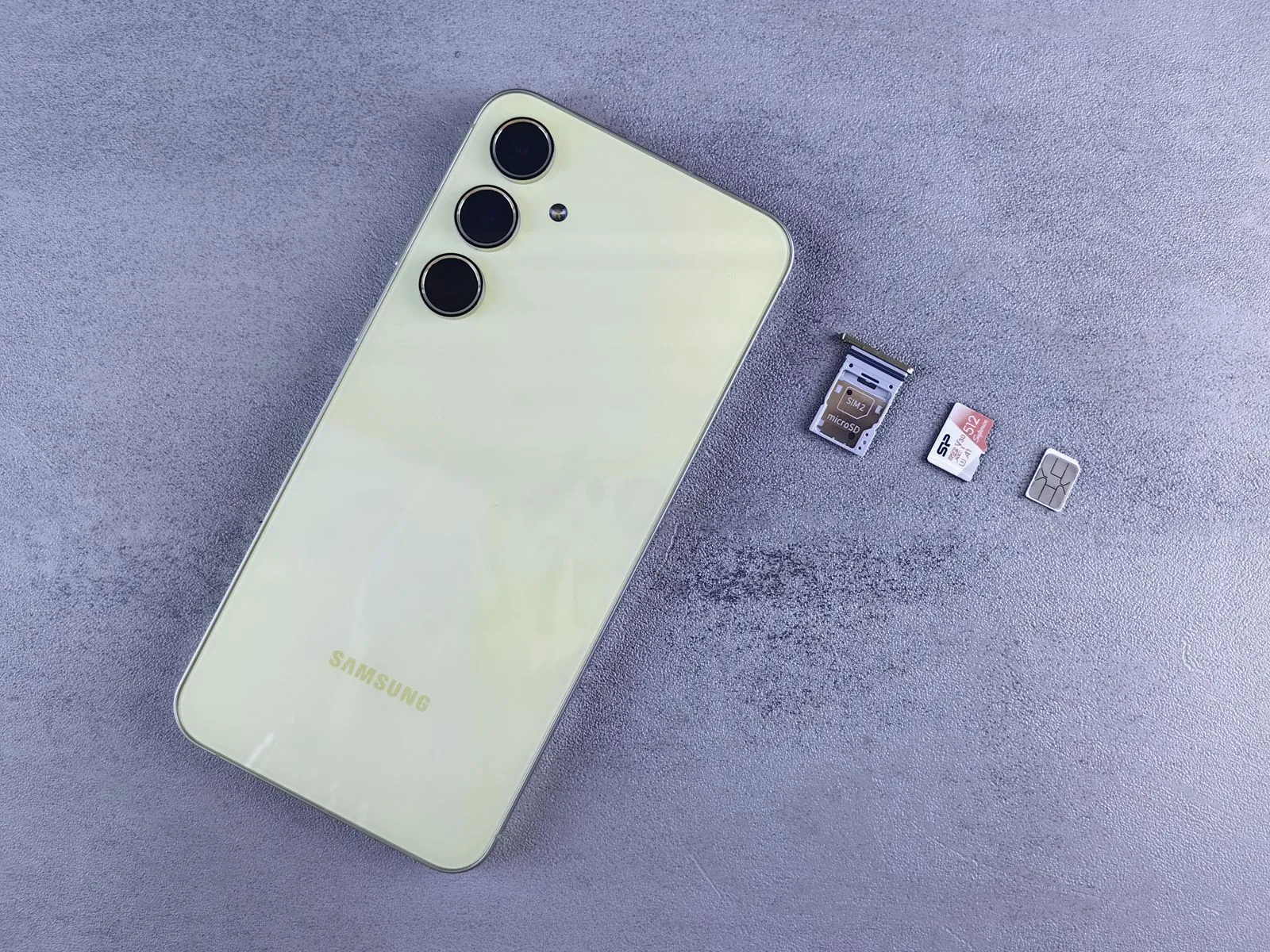 Masa üzerinde SIM kartları ve kart yuvasıyla birlikte duran akıllı telefon; e-Devlet Mobil Hat Sorgulama hizmetinin temsili görseli