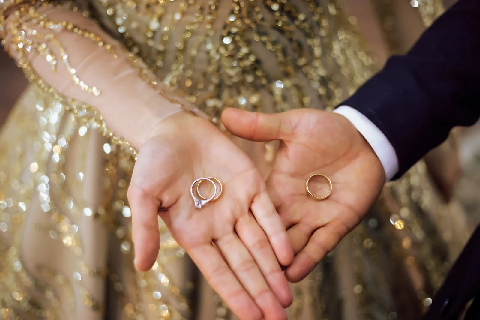 Nikâhta yüzüklerini gösteren gelin ve damadın elleri; SGK evlenme ödeneği ve çeyiz parası başvurusu konulu temsili fotoğraf