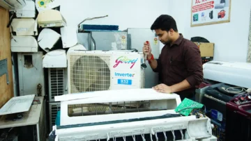 İklimlendirme cihazı üzerinde onarım ve bakım yapan teknik servis uzmanı; Ticaret Bakanlığı SERBİS yetkili servis sorgulama rehberi için temsili fotoğraf