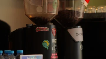Kafe tezgahında kahve ekipmanları ile karekod etiketi; gıda işletmelerinin karekodla denetlenme tarihini sorgulama rehberi için temsili fotoğraf