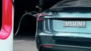 Şarj istasyonuna bağlı elektrikli otomobil; Norveç elektrikli araç kaza sıklığı araştırmasını temsil eden fotoğraf
