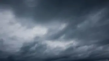 Gökyüzünü kaplayan yoğun fırtına bulutları; meteorolojik uyarıların konusu olan hava olaylarına örnek