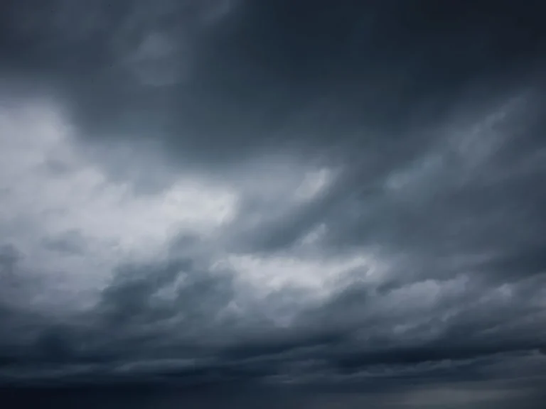 Gökyüzünü kaplayan yoğun fırtına bulutları; meteorolojik uyarıların konusu olan hava olaylarına örnek