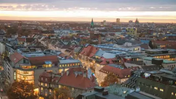 Almanya'nın Münih kentinin gerçek geniş açılı şehir panoraması; Munich Re 2026 üçüncü çeyrek ön sonuçları ve 6,6 milyar avroluk yıllık kâr hedefi haberi için temsili fotoğraf