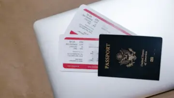 Seyahat öncesinde pasaport ve uçuş belgeleri; çok girişli Schengen vizesinde sağlık sigortası