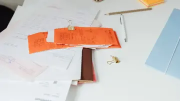 Tüketici işlemlerinde saklanabilecek fiş ve belgelerin bulunduğu çalışma masası