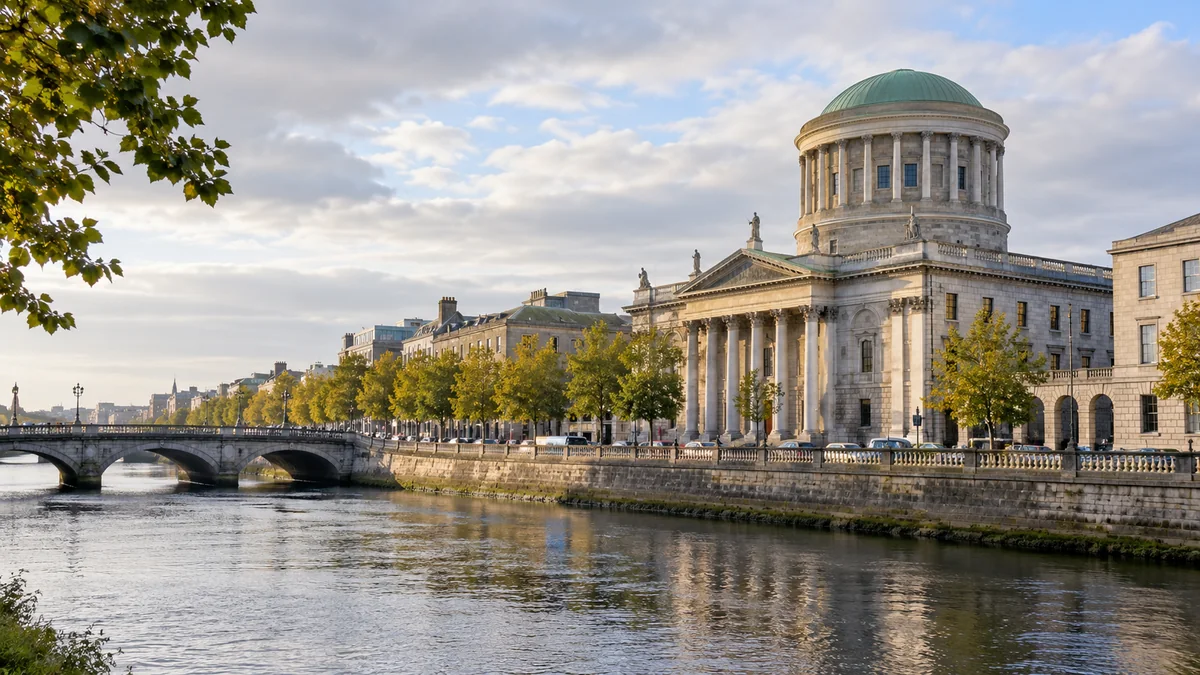 İrlanda'nın Dublin kentinde Liffey Nehri kıyısındaki tarihî mahkeme ve çevresi