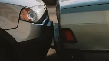 Trafik kazasında iki aracın çarpışması, Güvence Hesabı kapsamında bedensel zarar başvurusu için temsili görüntü