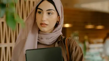 Bilgisayar başında elektronik belgeyi inceleyen kişi, adli sicil kaydı alma rehberi için temsili fotoğraf
