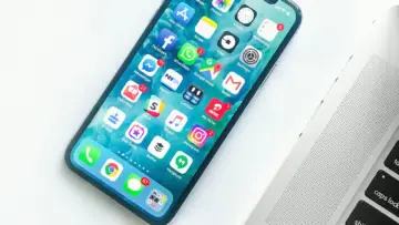 Akıllı telefon üzerinden hesap güvenliği kontrolleri, SMS dolandırıcılığı yazısı için temsili fotoğraf