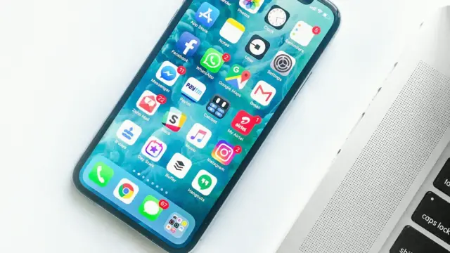 Akıllı telefon üzerinden hesap güvenliği kontrolleri, SMS dolandırıcılığı yazısı için temsili fotoğraf