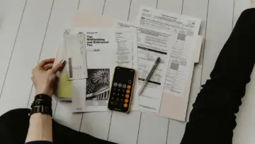 Masa üzerinde hesap makinesi ve vergi belgeleri; e-Tebligat için temsili görsel