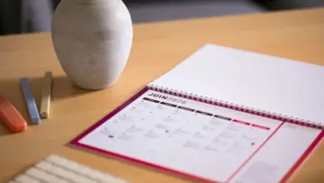 Takvim ve masa düzeni, yıllık izin günleri ve hafta tatili hesabını temsil eder