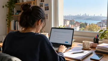 2026 KYK burs ve öğrenim kredisi başvurusu için dizüstü bilgisayarda işlem yapan üniversite öğrencisi