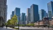 Tokyo finans bölgesinde şehir manzarası; Chariot Re ve MetLife arasındaki Japonya bağlantılı hayat sigortası reasürans işlemini temsilen