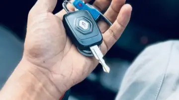 Araç içindeki elde otomobil anahtarı, ikinci el otomobil alım satımı