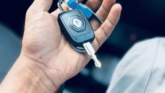 Araç içindeki elde otomobil anahtarı, ikinci el otomobil alım satımı