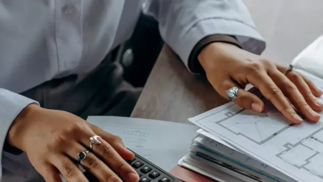 Belgelerle hesap yapan kişi; Gelir İdaresi Hazır Beyan Sistemi rehberi