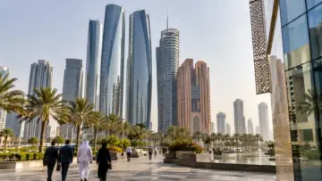 Abu Dabi modern iş merkezi ve finans bölgesi temsilî fotoğrafı