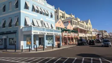 Bermuda Hamilton şehir merkezi ve liman kıyısı, reasürans sektörü haberi temsili