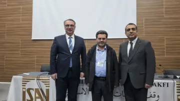 Dijital Dönüşüm Çağında İslam Hukuku ve Ekonomisi başlıklı ilmî toplantıdan üç katılımcının fotoğrafı