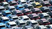 Otomobil parkinda siralar halinde bulunan araclar, Yeni Zelanda'da motor sigortasi sektoru temsili gorseli