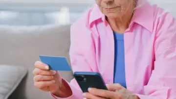 Emekli bir kadının cep telefonuyla bankacılık işlemlerini gerçekleştirmesi, emekli maaşı banka değişikliği rehberi