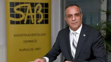 Sigorta Acenteleri Derneği Başkanı Ayhan Çalık, SAB logosunun önünde
