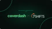 Coverdash ve 7shifts şirket logoları; restoran bordrosuna entegre işçi tazminat sigortası ortaklığı