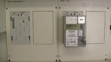 Elektrik panosunda yer alan dijital tüketim sayacı; faturadaki endeks değerlerini kontrol etme ve itiraz rehberi için temsili fotoğraf