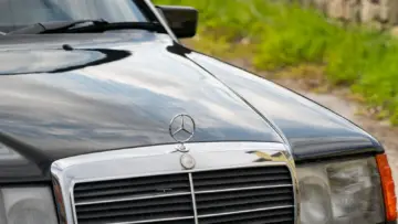 Türkiye tescil plakası bulunan siyah bir otomobilin ön yüzü; kayıp araç plakası bildirimi ve plaka basım işlemleri için temsili fotoğraf