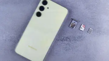 Masa üzerinde SIM kartları ve kart yuvasıyla birlikte duran akıllı telefon; e-Devlet Mobil Hat Sorgulama hizmetinin temsili görseli