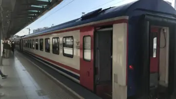 İzmir Çiğli istasyonunda TCDD Taşımacılık yolcu treni, 2026 işçi alımı rehberi için temsili arşiv fotoğrafı
