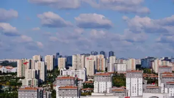 İstanbul'daki modern apartman ve konut yerleşimlerini gösteren geniş açılı gerçek fotoğraf; TOKİ kiralık konut kura sonuçları rehberi için temsili, projenin kendisi değildir
