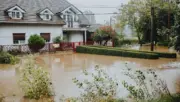 Yoğun yağışın ardından etrafı suyla çevrili konut; Neptune Flood sel sigortası mali sonuçları haberi için temsili fotoğraf