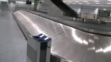 Toronto Pearson Havalimanı'ndaki boş bagaj teslim bandı; kayıp ve geciken bagaj için havayolu ile seyahat sigortası başvuru rehberi