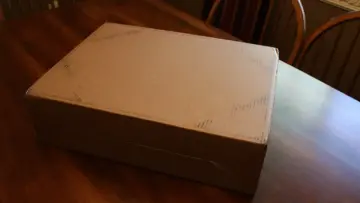 Ahşap masa üzerinde karton paket; internet alışverişinde ürün iadesi ve kargo masrafları rehberi için temsili gerçek fotoğraf