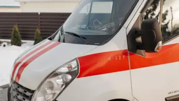 Açık alanda park etmiş acil yardım ambulansı; sağlık sigortasında ambulans ve nakil teminatı için temsili görsel