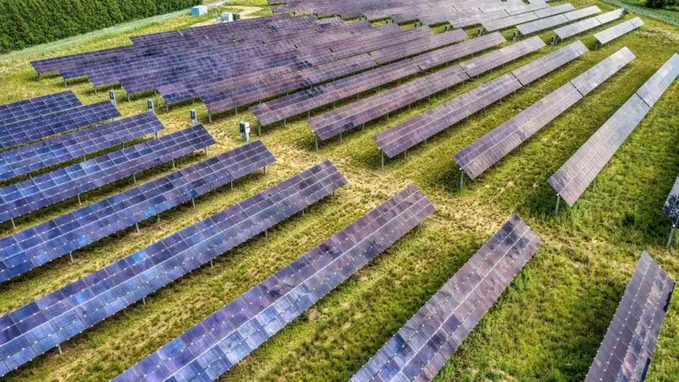 ABD Minnesota eyaletinde büyük ölçekli güneş enerjisi santralinin havadan gerçek fotoğrafı; Renew Risk'in 48 eyalette güneş paneli fırtına risk modellemesi haberi için temsili görsel