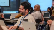 Dizüstü bilgisayarlarıyla teknoloji ve iş dünyası eğitimine katılan yetişkin profesyoneller; EC-Council'in Cyber Insurance Academy'yi satın alması haberi için temsili fotoğraf
