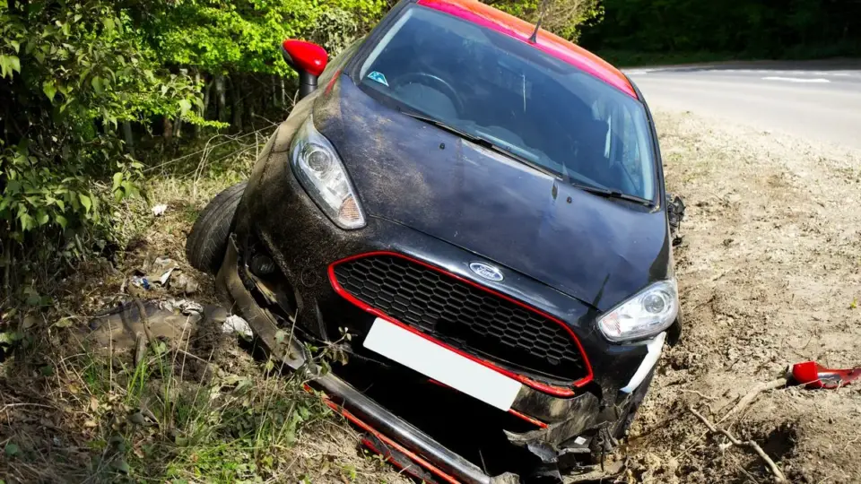 Yol kenarında kaza sonrası hasar görmüş otomobil; trafik sigortasında ehliyetsiz sürücü ve rücu hakkında temsili fotoğraf