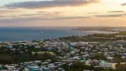 Bermuda adasındaki kıyı kenti ve renkli binaları gösteren geniş açılı gerçek fotoğraf; Chubb Life Bermuda hayat sigortası açılımı haberi