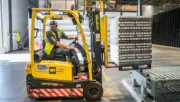 Endüstriyel depoda çalışan forklift operatörü ve mal rafları; Ategrity şirketinin 2026 üçüncü çeyrek ticari mülk ve sorumluluk sigortası sonuçları için temsili gerçek fotoğraf