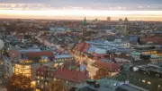 Almanya'nın Münih kentinin gerçek geniş açılı şehir panoraması; Munich Re 2026 üçüncü çeyrek ön sonuçları ve 6,6 milyar avroluk yıllık kâr hedefi haberi için temsili fotoğraf