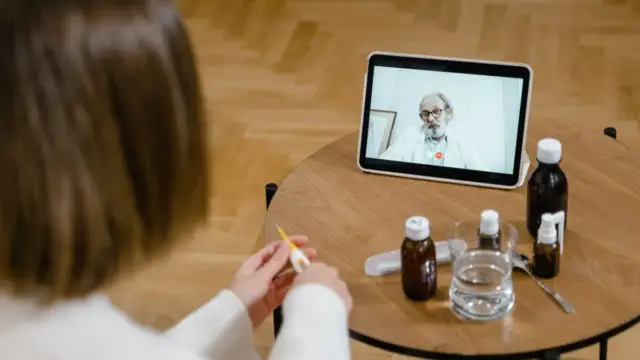 Tablet bilgisayar uzerinden yapilan uzaktan saglik gorusmesi; Aon Access Choice saglik hizmeti platformu duyurusuna iliskin temsili gercek fotograf