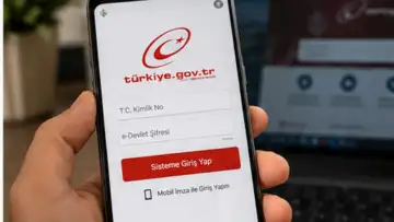 Akıllı telefonda e-Devlet işlemlerine erişen kullanıcı