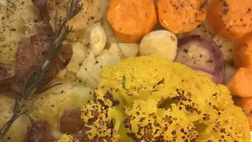 Karnabahar, patates, kırmızı soğan ve sarımsakla hazırlanmış fırın sebzeleri