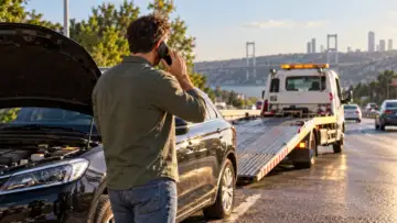 Otoyolda kaputu açık arızalı otomobilin yanında güvenli yol yardım talep eden sürücü ve çekici