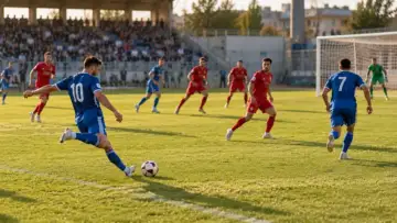 Futbol maçında mavi takımdan oyuncunun pas attığı anda kırmızı savunma hattı ve hücum oyuncuları; temsili sahne