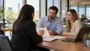 Sigorta danışmanıyla ofiste sağlık sigortası görüşmesi